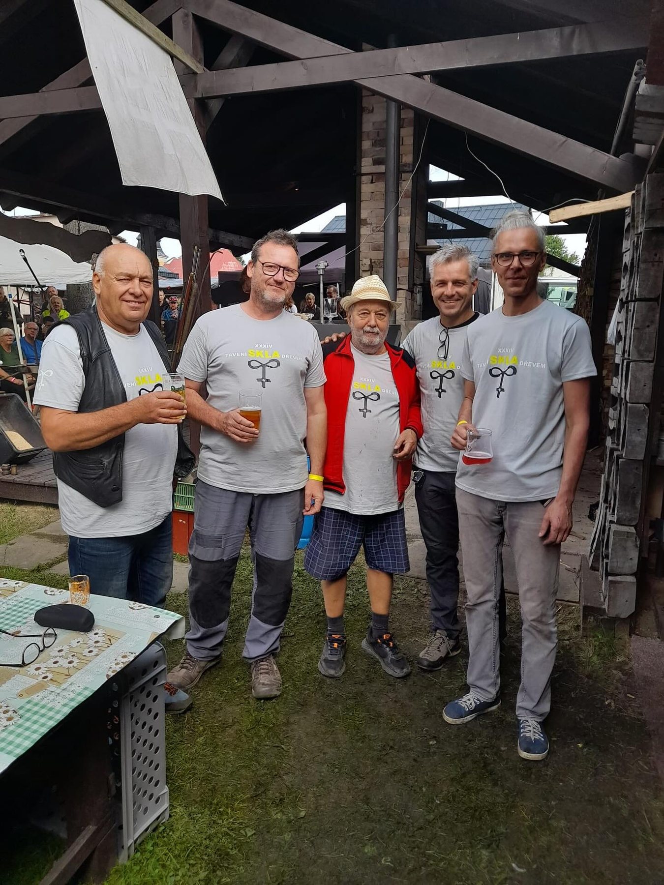 Skupina sklářů účastnících se tradiční akce Svátky skla.